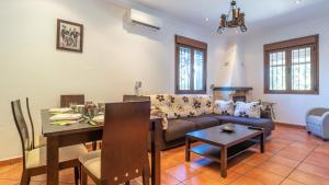 Posezení v ubytování La Villa Pozuelas Iznájar by Ruralidays