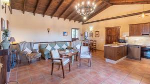 Il comprend une cuisine et un salon avec une table et des chaises. dans l'établissement El Acebuche Mijas by Ruralidays, à Mijas