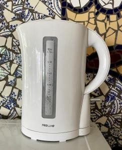 Una taza de café blanca con un termómetro. en Artistiek Vakantiehuisje, en Hulst