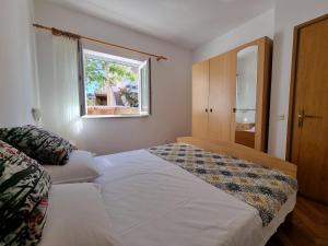 Postel nebo postele na pokoji v ubytování Apartments HARMONY Novalja