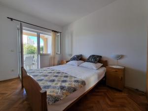 Postel nebo postele na pokoji v ubytování Apartments HARMONY Novalja
