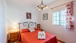 Postel nebo postele na pokoji v ubytování Villa Las Flores Frigiliana by Ruralidays