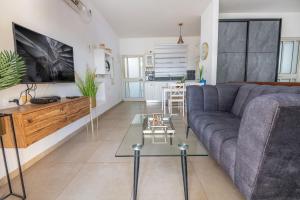 Posezení v ubytování סוויטות לוגסי - 2 סוויטות משפחתיות עם מרפסת מול הנוף + 37 fotografií