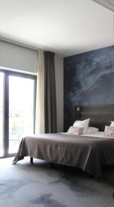 Postel nebo postele na pokoji v ubytování Logis Hôtel Victor Hugo & Spa
