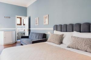 ein Schlafzimmer mit einem großen Bett und einer Couch in der Unterkunft Relais Il Mignano in Nardò