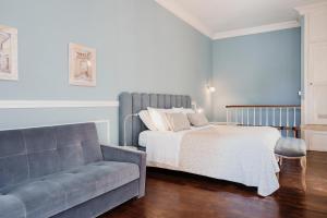 1 dormitorio con 1 cama y 1 sofá en Relais Il Mignano, en Nardò