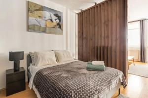 um quarto com uma cama e uma parede de madeira em APT Wit Free Secure Parking em Budapeste