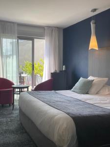 Postel nebo postele na pokoji v ubytování Logis Hôtel Victor Hugo & Spa