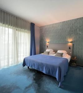 Postel nebo postele na pokoji v ubytování Logis Hôtel Victor Hugo & Spa + 29 fotografií