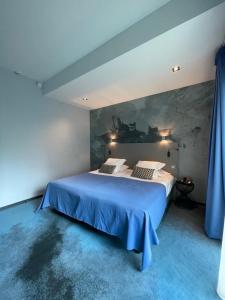 Postel nebo postele na pokoji v ubytování Logis Hôtel Victor Hugo & Spa