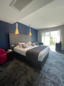 Postel nebo postele na pokoji v ubytování Logis Hôtel Victor Hugo & Spa