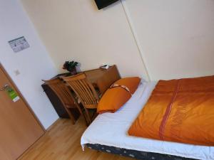 1 dormitorio con cama, mesa y escritorio en Hotel Busch in Wilster, en Wilster