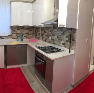 a kitchen with white cabinets and a stove top oven at Atakum Körfez Yat Limanı,Marina 20 Metre,Denize kolay ulaşım,Merkezi in Atakum