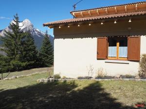 una casa con una ventana con una montaña en el fondo en CA L'ANELLA (SALDES) en Saldés