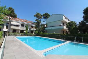 利尼亞諾薩比亞多羅的住宿－Villaggio Burchiello，大楼前的游泳池