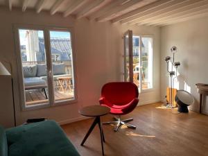Sunny Terrace in Modern Flat with AC