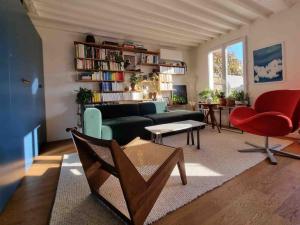 Sunny Terrace in Modern Flat with AC