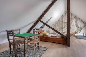een kamer met een tafel en stoelen en een bed bij Les Ondes magnifique villa a la Baule in La Baule