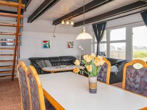 6 person holiday home in Harbo re 휴식 공간