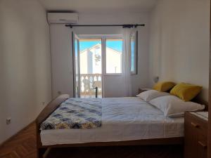 Postel nebo postele na pokoji v ubytování Apartments HARMONY Novalja