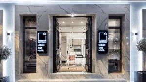 塞萨洛尼基Antigon Urban Chic Hotel, Thessaloniki的前方的商店,前方有镜子