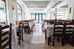 Um restaurante ou outro lugar para comer em Hotel Santo António de Fátima