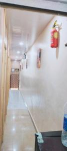 ein leerer Flur mit einer Treppe in einem Zimmer in der Unterkunft Royal Cabin Stay in Mumbai