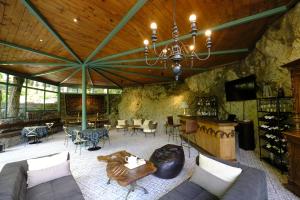 un soggiorno con divano e lampadario pendente di Vardzia Resort a Vardzia