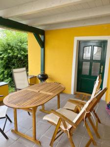 a patio with a table and chairs and a fireplace at Ferienwohnung, wenige Minuten vom Wörthersee in Schiefling am See