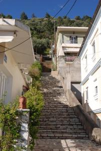 una escalera de piedra que conduce a una casa en 360ᵒ Lepanto Apartment, en Nafpaktos