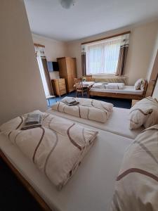 מיטה או מיטות בחדר ב-Urlaub am Bauernhof Familie Kitting