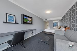 TV a/nebo společenská místnost v ubytování Sydney Prefect Location Studio
