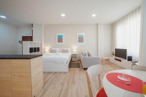 une chambre d'hôtel avec un lit et un salon dans l'établissement Modern Trindade by Homing, à Porto