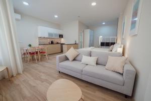 ein Wohnzimmer mit einem Sofa und einem Tisch in der Unterkunft Modern Trindade by Homing in Porto