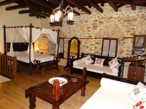 Postel nebo postele na pokoji v ubytování Iliopetra Suites