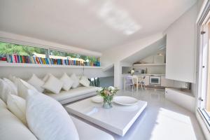 ein Wohnzimmer mit einem weißen Sofa und einem Tisch in der Unterkunft Penthouse Marina-Seaview Jacuzzi and Terrace in Rapallo