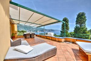 eine Terrasse mit Meerblick in der Unterkunft Penthouse Marina-Seaview Jacuzzi and Terrace in Rapallo