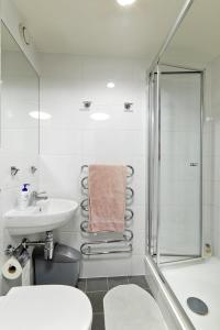 Koupelna v ubytování Spacious Bedrooms with Shared Bathroom and Kitchen at Bridges in Reading