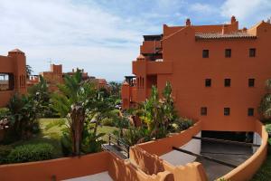 widok na budynek z balkonu ośrodka w obiekcie Jardines de Nueva Galera w mieście Estepona