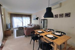 salon ze stołem jadalnym i krzesłami w obiekcie Jardines de Nueva Galera w mieście Estepona