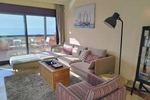 salon z kanapą, krzesłami i stołem w obiekcie Jardines de Nueva Galera w mieście Estepona