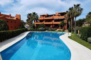 duży basen przed budynkiem w obiekcie Jardines de Nueva Galera w mieście Estepona