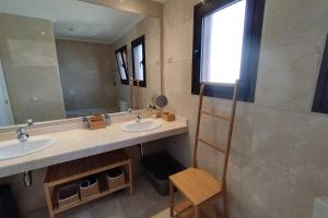 łazienka z dwiema umywalkami i dużym lustrem w obiekcie Jardines de Nueva Galera w mieście Estepona