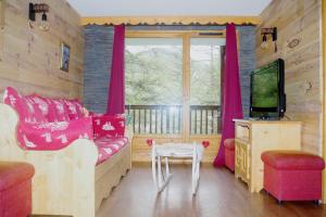 a living room with a couch and a window at Spacieux et Fonctionnel dans Ecrin des Neiges in Vars