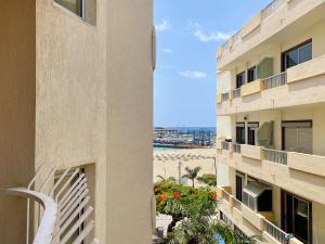 widok na plażę z balkonu budynku w obiekcie Edificio Playa w mieście Los Cristianos