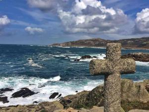 a cross on top of a rocky beach at Casa Antiuxía in Malpica
