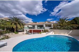 una gran piscina frente a una casa en Villa luxueuse avec vue mer en El Campello