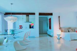 sala de estar con mesa, sillas y sofá en Villa luxueuse avec vue mer en El Campello