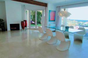Zdjęcie z galerii obiektu Villa luxueuse avec vue mer w mieście El Campello
