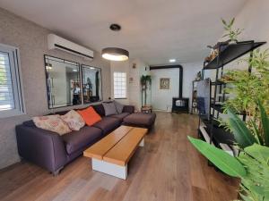 ein Wohnzimmer mit einem Sofa und einem Couchtisch in der Unterkunft shirly three bedroom house in Herzlia
